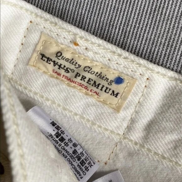 Levi 501 White Jeans Ripped Hem - Picture 5 of 11